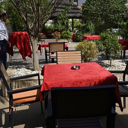 Crown Hotel Джуба Екстериор снимка