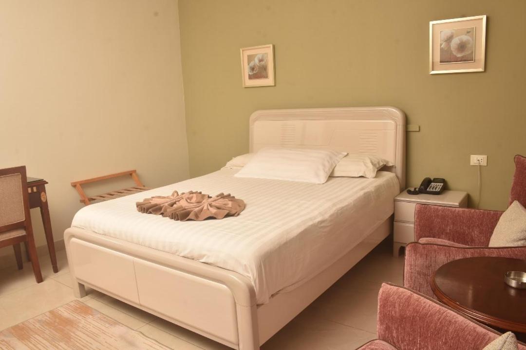 Crown Hotel Джуба Екстериор снимка