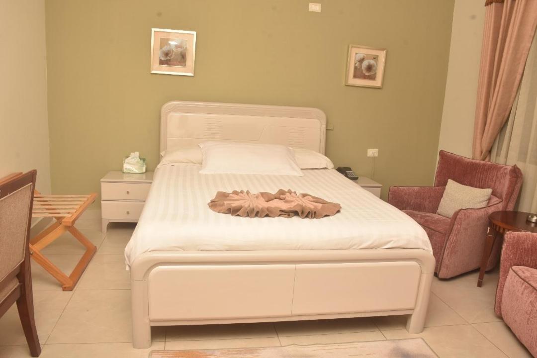 Crown Hotel Джуба Екстериор снимка