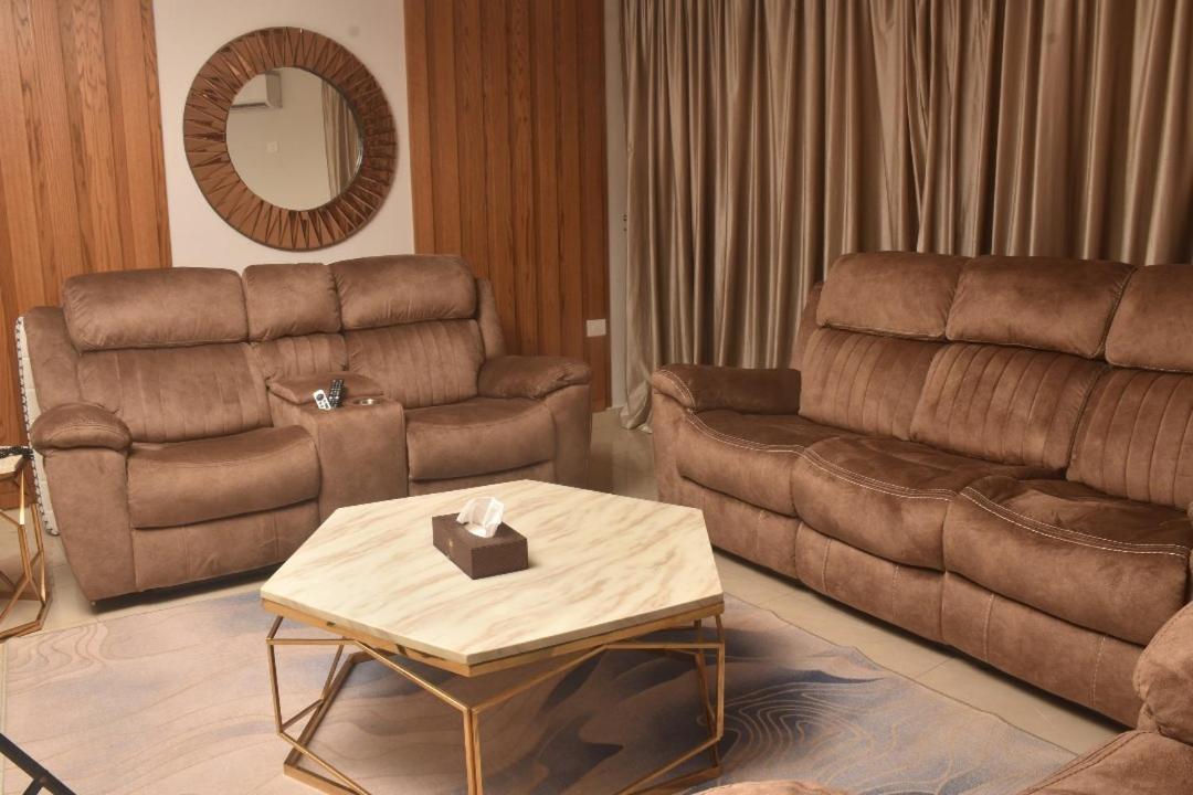 Crown Hotel Джуба Екстериор снимка