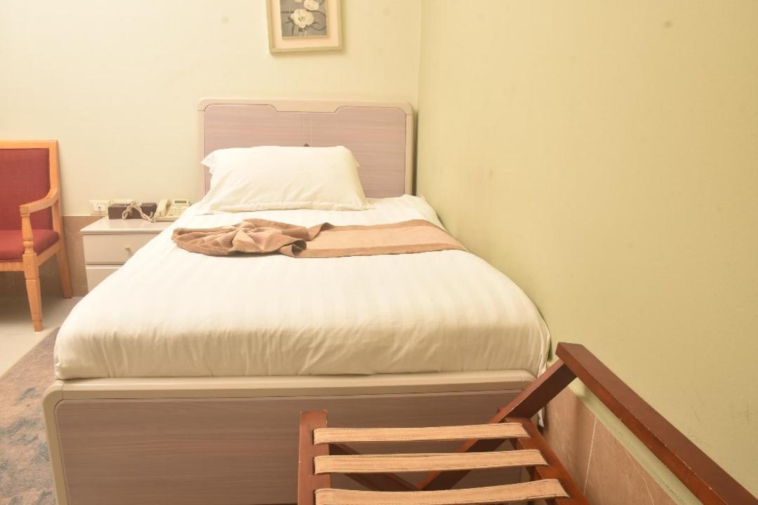 Crown Hotel Джуба Екстериор снимка