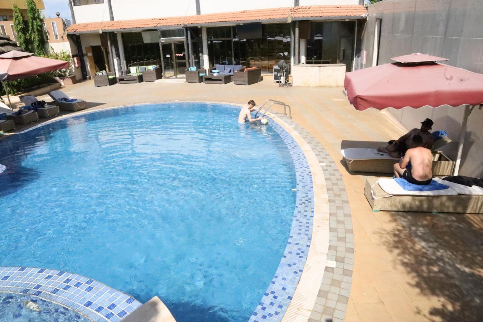 Crown Hotel Джуба Екстериор снимка