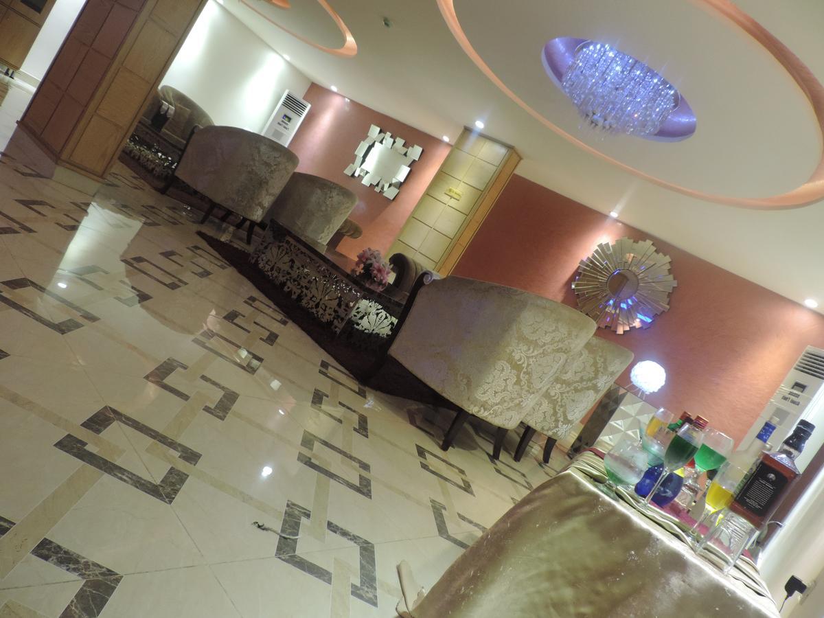 Crown Hotel Джуба Екстериор снимка